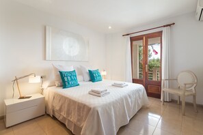 4 slaapkamers, een strijkplank/strijkijzer, internet, beddengoed