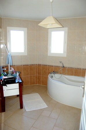 Baignoire, sèche-cheveux, serviettes fournies, savon