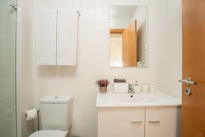 Shower, hair dryer, towels - Well Decorated One Bedroom Apartment (Oporto)