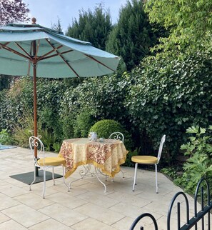 Outdoor dining - Detached house with swimming pool in a protected natural area (Den Dolder)