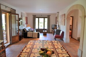 Una televisión, una chimenea