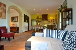 Televisie en een open haard