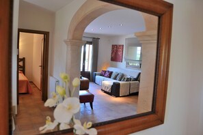 Una televisión, una chimenea