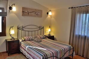 4 chambres, fer et planche à repasser, Wi-Fi gratuit, draps fournis