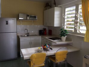 Een koelkast, een magnetron, een oven, een kookplaat