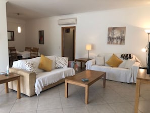 Smart TV, DVD player, livros, aparelho de som