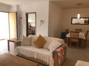 Smart-TV, DVD-Player, Bücher, Stereoanlage