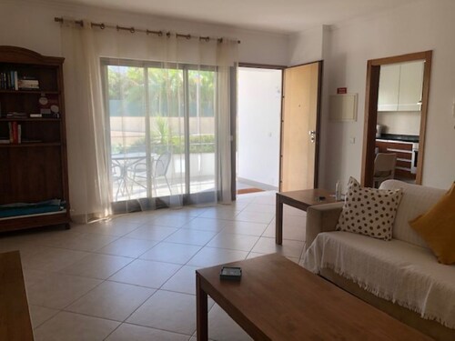 Erdgeschosswohnung mit Pool, zentrale Lage