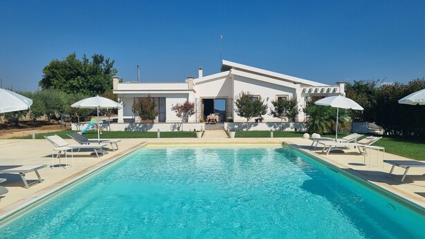 A modern house with a swimming pool, sun loungers, and umbrellas. - "House Sbrizza" in the countryside 15 minutes from the sea (Rosolini)
