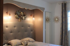 3 bedrooms, desk, iron/ironing board, travel crib