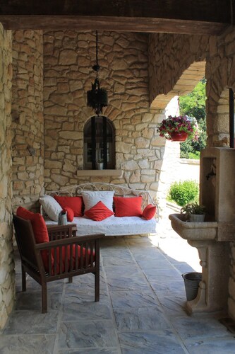 PROVENCAL FAMILY HOME IN STONE WITH SWIMMING POOL