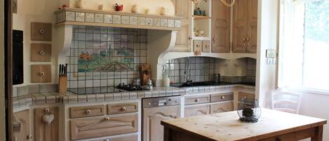 Kjøleskap, mikrobølgeovn, ovn og kokeplater