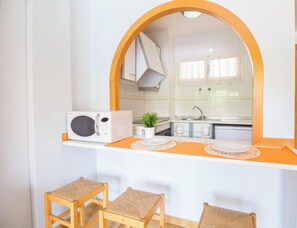Een koelkast, een microgolfoven, een oven