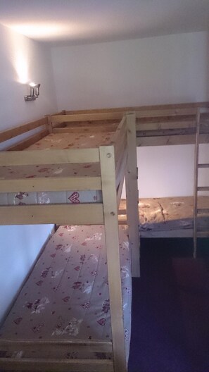 2 bedrooms, iron/ironing board, travel cot, WiFi