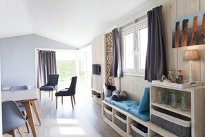 Exclusif Plus 6 | Living area | Flat-screen TV, table tennis