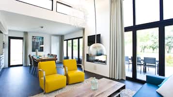 Cube Elite 6 | Woonruimte | Een flatscreentelevisie en een tafeltennistafel