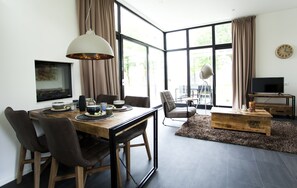 Cube Maximaal 6 | Woonruimte | Een flatscreentelevisie en een tafeltennistafel