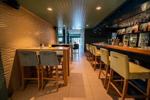 Bar (trong khuôn viên)