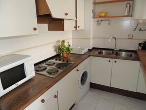 冷蔵庫、電子レンジ、コーヒー / ティーメーカー、調理器具と食器