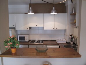 冷蔵庫、電子レンジ、コーヒー / ティーメーカー、調理器具と食器