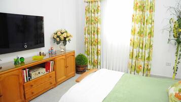 1 dormitorio, tabla de planchar con plancha, cuna de viaje y wifi gratis