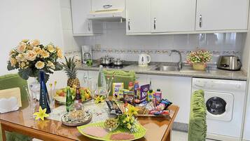 Frigorífico, microondas, cafetera o tetera y tostadora