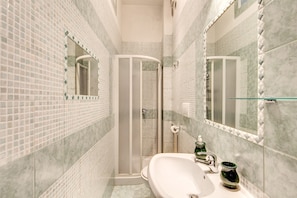 Combined shower/tub, hair dryer, bidet, towels