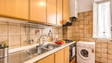 Fridge, oven, stovetop, coffee/tea maker