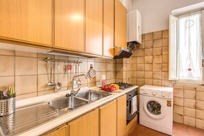 Fridge, oven, stovetop, coffee/tea maker