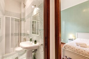 Combined shower/tub, hair dryer, bidet, towels