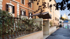 A street with buildings, a metal fence, and a small structure. - Finally In Rome Vatican Apartment - 3 Double Rooms 100MQ (Roma)