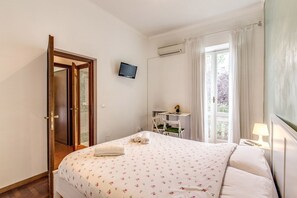 4 bedrooms, desk, iron/ironing board, free WiFi