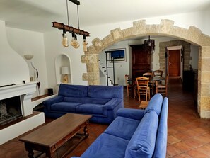 Televisie, een dvd-speler, een tafeltennistafel en boeken