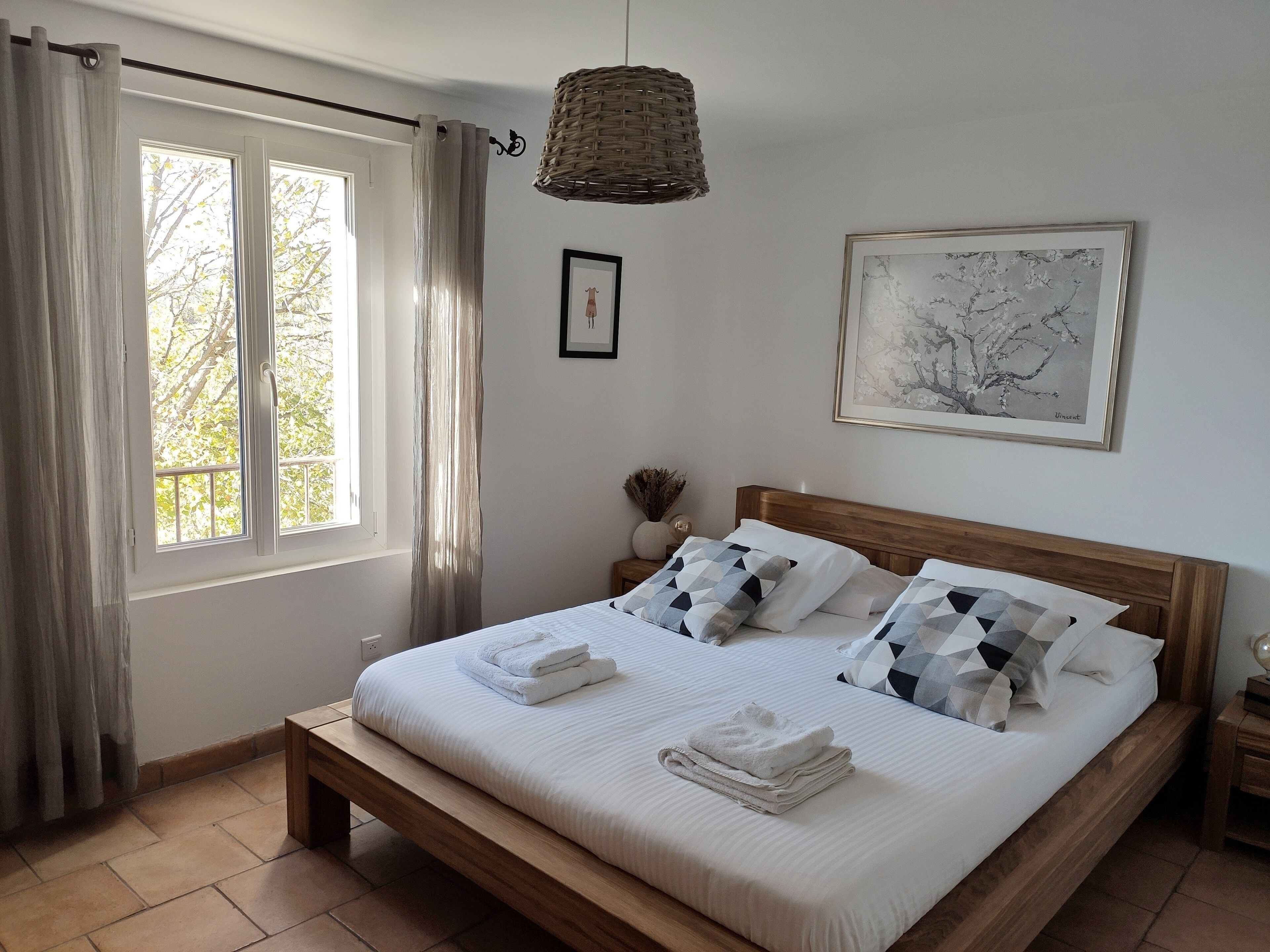 3 chambres, coffres-forts dans les chambres, bureau