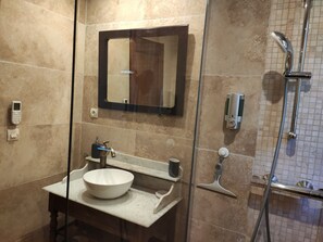 Combined shower/bathtub, eco-friendly toiletries, hair dryer, towels