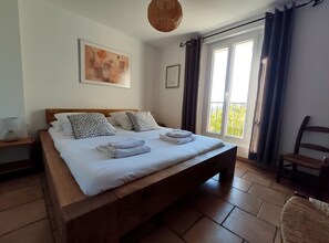 3 makuuhuonetta, tallelokero huoneessa, työpöytä, silitysrauta/-lauta