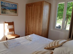 3 bedrooms, in-room safe, desk, iron/ironing board