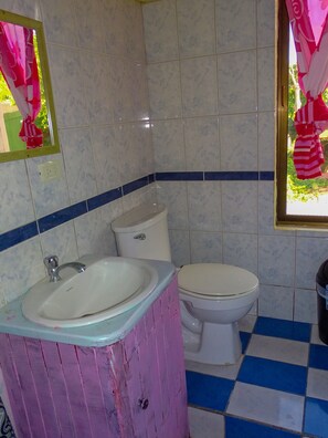 Towels, soap, toilet paper - Harmony Lodge in Jaco, Costa Rica (Jacó)