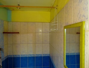 Serviettes fournies, savon, papier toilette