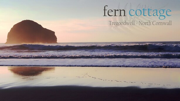Rantamaisema, jossa näkyy aaltoja ja kallio. Tekstissä lukee: »Fern Cottage, Tregoodwell – Pohjois-Cornwall».