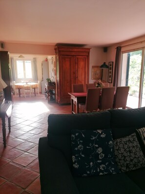 TV, fireplace, DVD player, ping pong