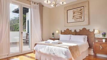 6 slaapkamers, een strijkplank/strijkijzer, reisbedje, gratis wifi