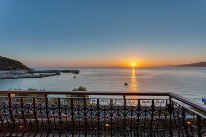 MAGNIFICENT VILLA WITH GARDEN IN FRONT OF THE SEA, FREE WIFI, LIBRARY, FIREPLACE.