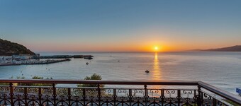 MAGNIFIQUE VILLA AVEC JARDIN EN FACE DE LA MER, WIFI GRATUIT, BIBLIOTHEQUE, CHEMINEE.
