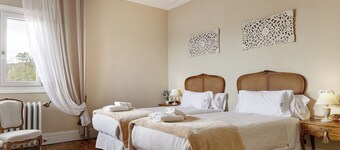 MAGNIFICENT VILLA WITH GARDEN IN FRONT OF THE SEA, FREE WIFI, LIBRARY, FIREPLACE.