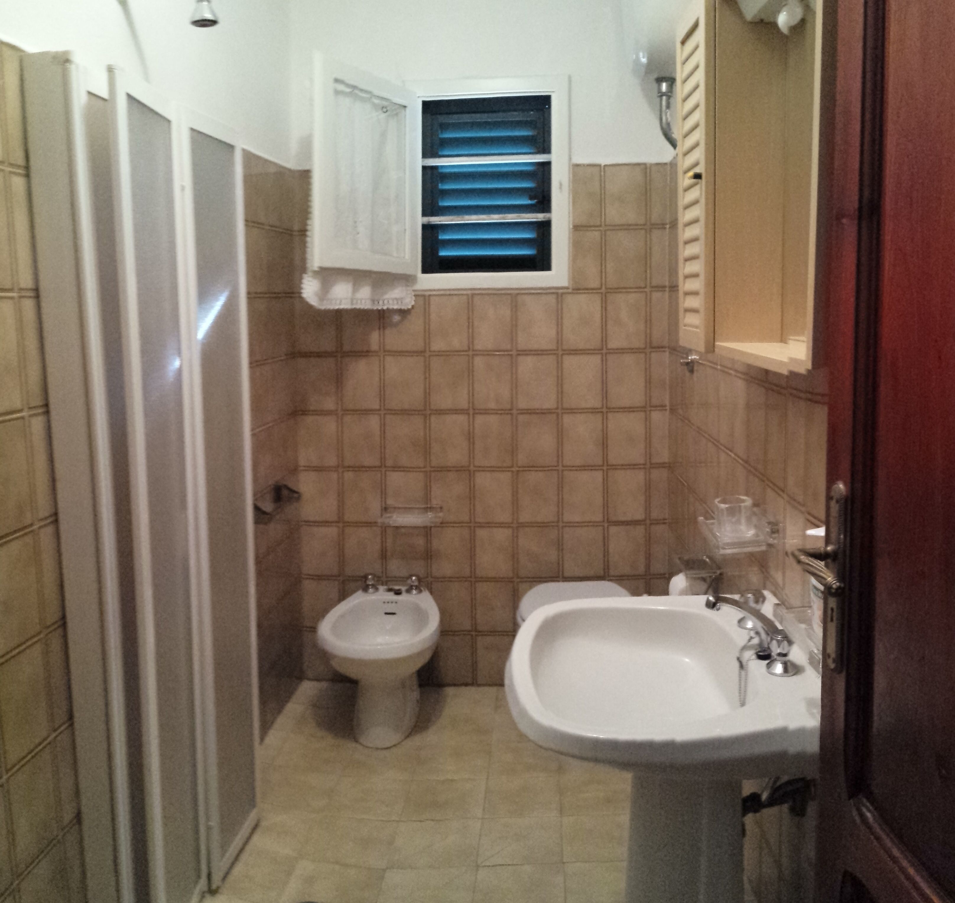 Ein kleines Badezimmer mit Bidet, Toilette und Waschbecken.