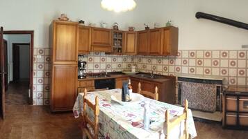 KĂŒhlschrank, Mikrowelle, Ofen, Herdplatte