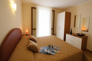 2 slaapkamers, een strijkplank/strijkijzer, wifi (toeslag), beddengoed