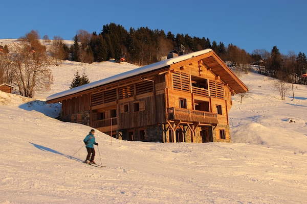 Ski au pied, situé sur les pistes