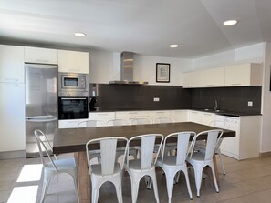 Kühlschrank, Mikrowelle, Ofen, Geschirrspüler